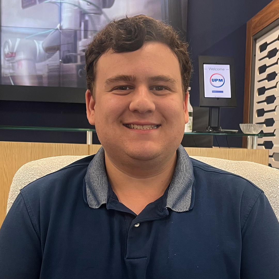 A person sitting in a chairDescription automatically generated