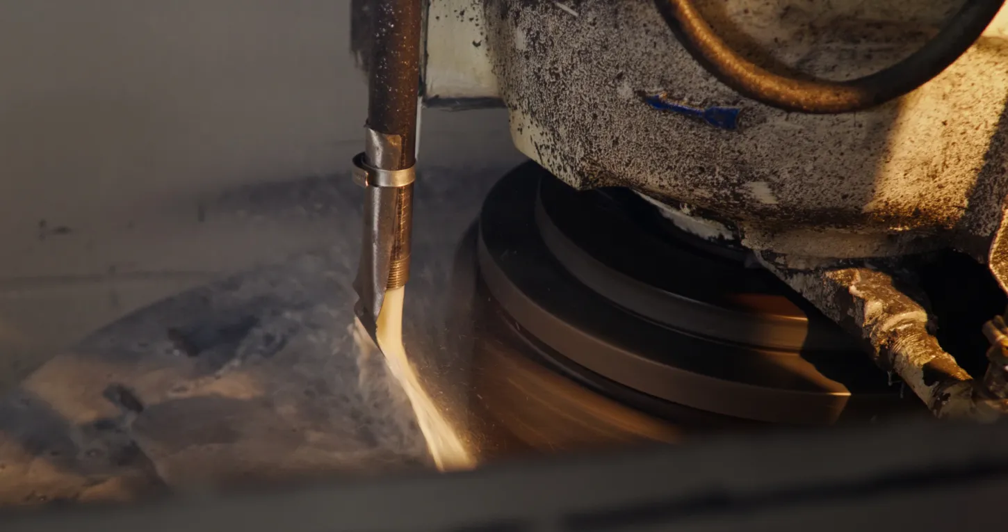 Precision resurfacing of a manufacturing build plate